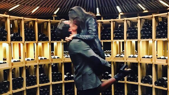 Paz Padilla besa a Juan Antonio Vidal, rodeados de botellas. 