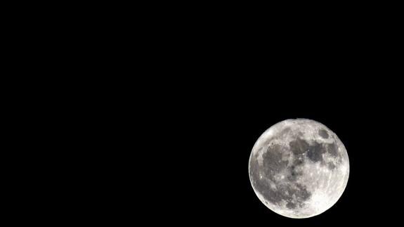 Imagen de la superluna tomada por el usuario de Twitter @micropinionsp.