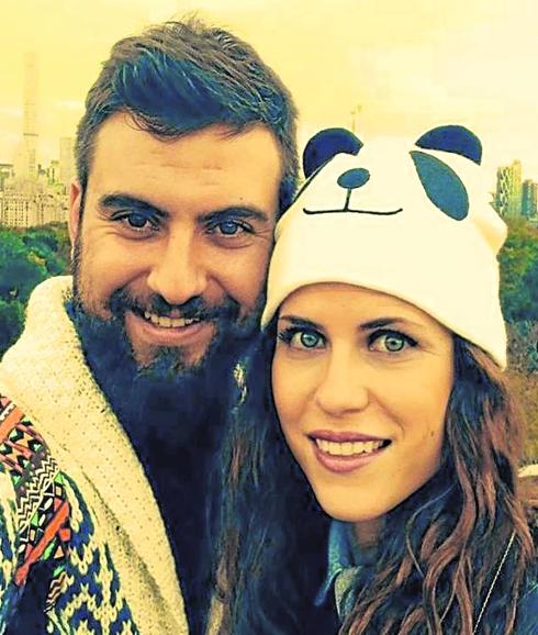 Daniel Vélez y Estíbaliz, ingresada en el hospital con leucemia mieloide aguda. 