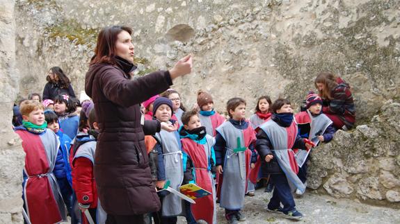 Los escolares, ataviados con trajes medievales, durante su visita a la fortaleza. El Norte
