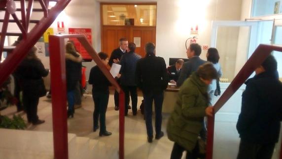 Acusaciones, defensa y testigos, en el Juzgado Penal.