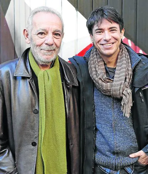 El actor José Luis Gómez y el director Manuel Menchón posan durante la presentación en Madrid de ‘La isla del viento’. 