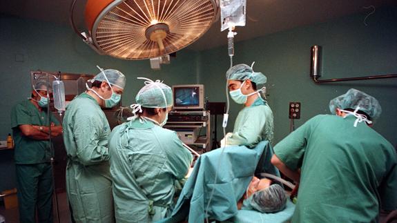 Un equipo quirúrgico opera a un paciente en un quirófano de un centro hospitalario de Segovia. 