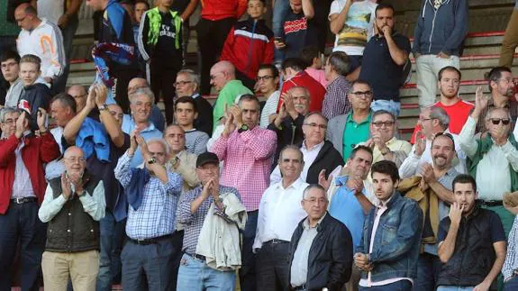 Aspecto de las gradas de La Albuera durante un partido.