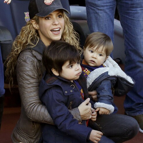 Shakira con sus hijos Milan y Sasha. 