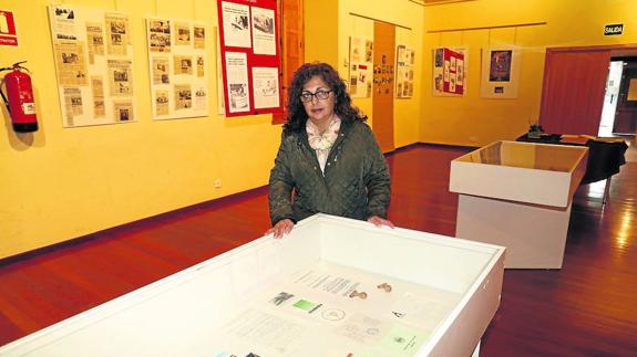 Isidora Herrero en la exposición de documentos y fotografías que recuerdan el pasado del barrio de Pizarrales.