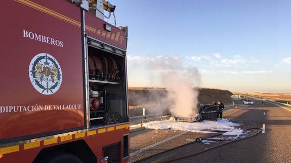 Actuación de los bomberos de la Diputaciión en un siniestro.