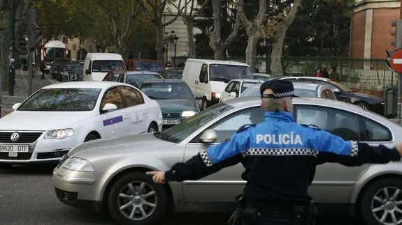 Un policía local controla el tráfico.