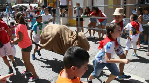 Un grupo de niños corren en un encierro infantil.M. R.