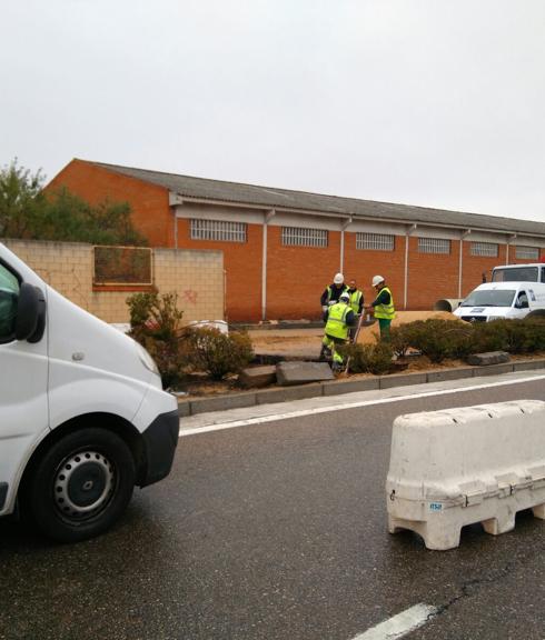 Operarios de Aguas de Valladolid trabajan para reparar el reventón mientras la Avenida mantiene tres carriles cerrados.