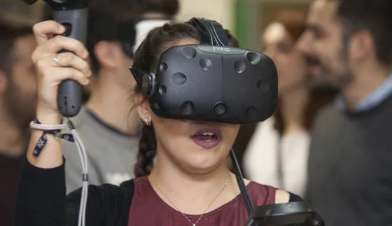 Una estudiante prueba la realidad virtual.