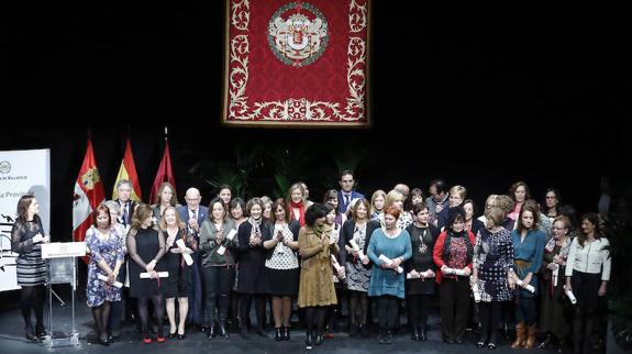 Las alcaldesas de la provincia de Valladolid sobre el escenario del Teatro José Zorrilla.