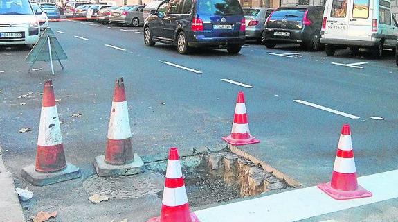 Baches señalizados en la avenida. 