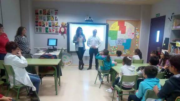 Carolina Valbuena y David Ontaneda, con los alumnos de Grijota.