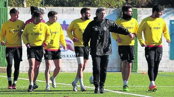 Fabregat, en el centro, durante un entrenamiento con el CD Guijuelo esta semana.