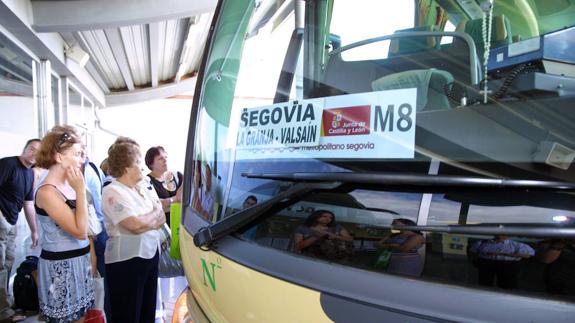 Viajeros aguardan subiorse al autobús que une Segovia con Valsaín. 