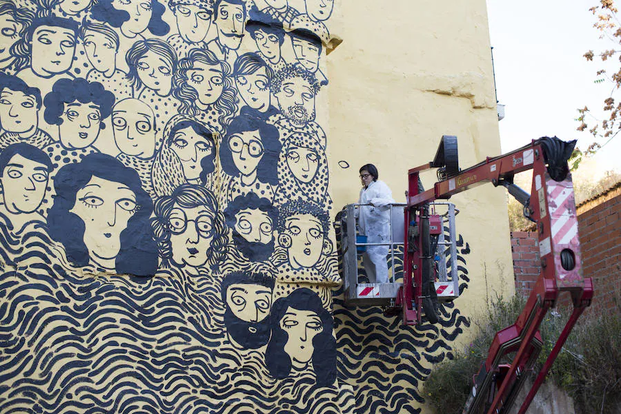 Sara Fratini acaba su mural en Soria sobre los refugiados y la inmigración