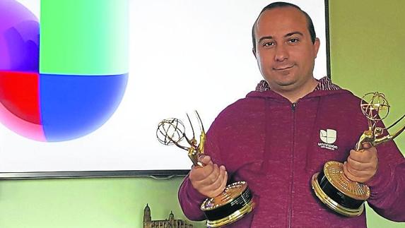 Moreno posa con sus dos premios Emmy en su casa de California. 