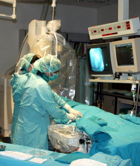 Preparación de una mesa de operaciones en un quirófano. 