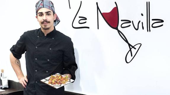 El cocinero salmantino Sergio Coco posa con su plato. 