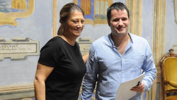 La alcaldesa Teresa López y Jorge Barragán, al finalizar la rueda de prensa de presentación del pacto.