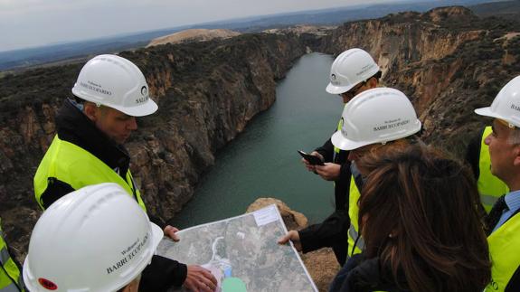 Miembros de la empresa Saloro muestran un plano de la mina de wolframio de Barruecopardo, en Salamanca. 