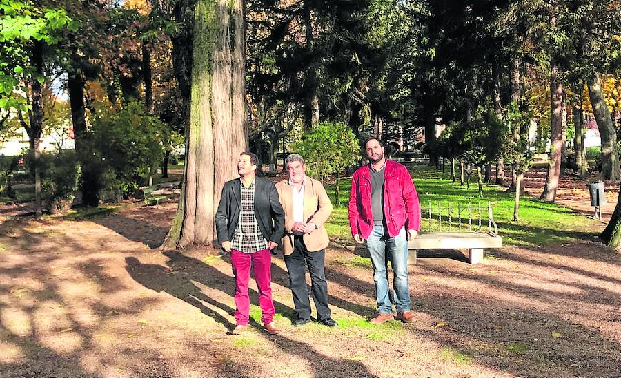 El alcalde, Juan Tomás Muñoz, en el centro, junto al teniente de alcalde, Domingo Benito, y el concejal de Ciudadanos, Cristian González. 