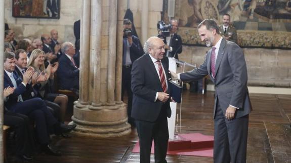 El Rey entrega el premio a José Antolín. 