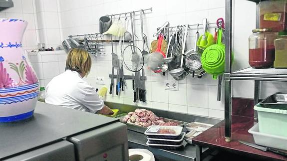 Una voluntaria trabaja en las cocinas del Comedor de los Pobres.
