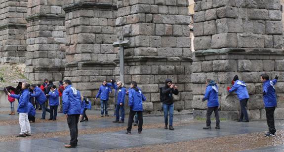 Un grupo de turistas hacen el 'Mannequin Challenge' junto al Acueducto. Antonio de Torre