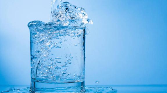 Por qué no beber el vaso de agua que dejas en la mesilla al día siguiente