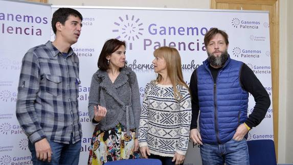 Los concejales de Ganemos en una rueda de prensa.