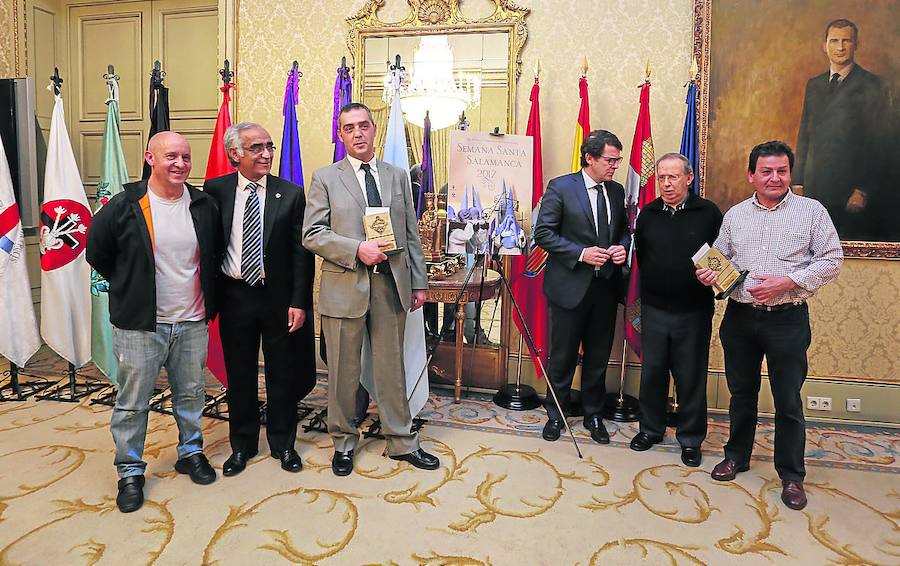 Foto de familia de los premiados, con el cartel, y las autoridades civiles y religiosas.