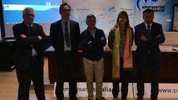 Celestino Muñoz, gerente de Piñones Castilla; Dimitri Barua, jefe de prensa de la Representación de la Comisión Europea en España; José Ignacio Lucas, director comercial de ISEND; Ángela de Miguel, presidenta de la Confederación Vallisoletana de Empresarios; y Julio Pinto, fundador de Bodega Matarromera, de izquierda a derecha. 