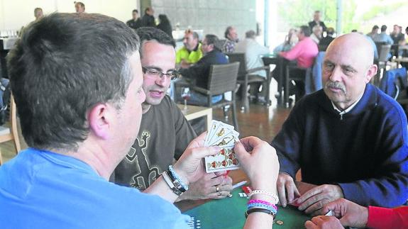 Participantes en una partida de mus. Gabriel Villamil