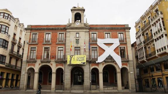 El lazo blanco contra la violencia de género colocado en la fachada del Ayuntamiento de Zamora. 