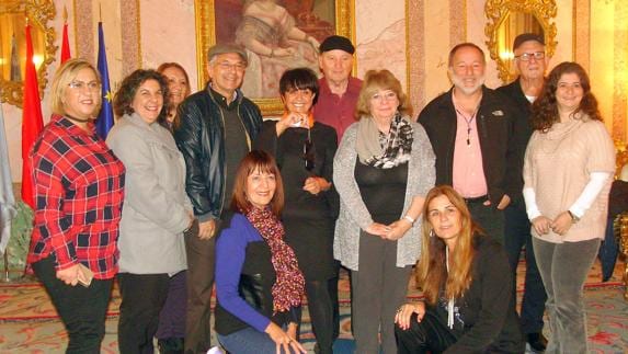 Grupo de funcionarios y profesores de Israel, ayer en la Sala Blanca del Ayuntamiento.El Norte