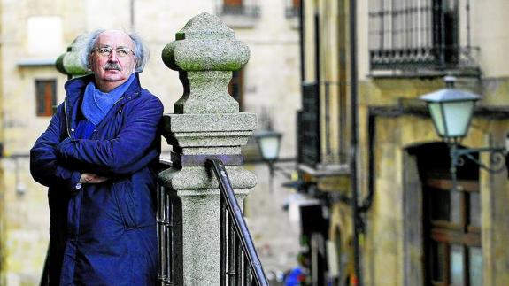 Antonio Colinas, junto a la puerta de la Clerecía.  