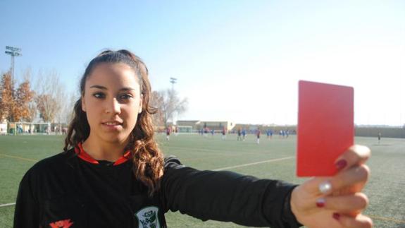 Layla, una colegiada granadina, muestra la tarjeta roja a quienes, desde la banda, hacen más difícil su misión dentro del campo. 