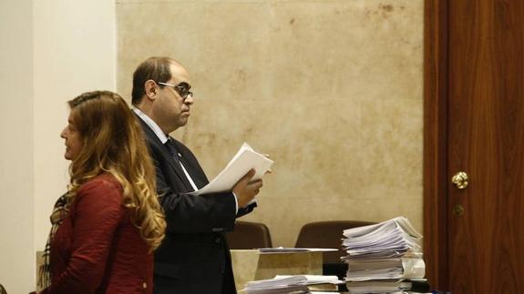 Fernando Rodríguez hojea unos documentos en uno de los últimos plenos. 