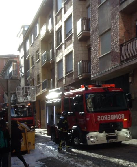 Los bomberos trabajan en la zona. El Norte