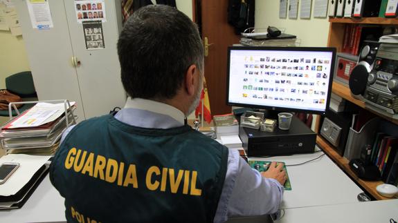 Un miembro de la EMUME de la Guardia Civil, en la oficina de la Comandancia. Antonio Tanarro
