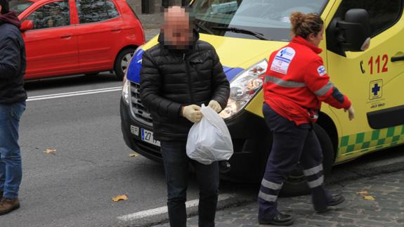 Un policía se lleva la bolsa con la ropa ensangrentada del herido.Antonio Tanarro
