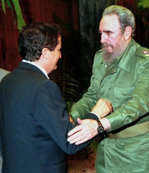 Lucas y Castro se saludan en la sede del palacio de Gobierno, en La Habana, en marzo de 1999.