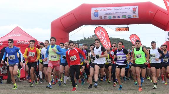 Los 400 participantes en la prueba reina de esta XXV edición del Cros de Dueñas toman la salida en el circuito del Salmonero.  