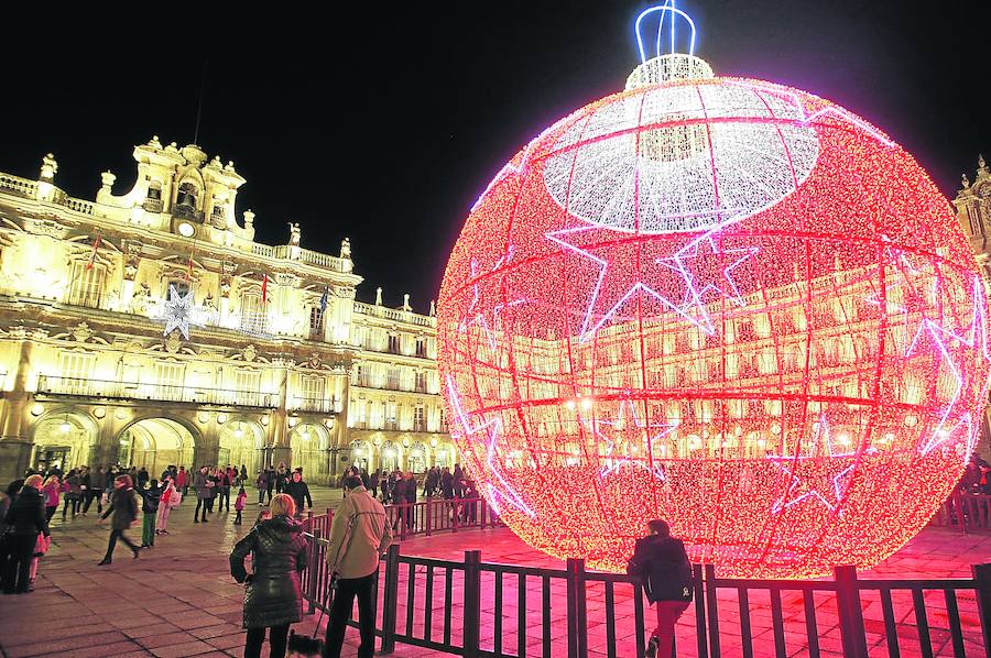 La gran bola roja volverá a ser el centro de admiración y protagonista de miles de fotografías y selfies en la Plaza Mayor. 