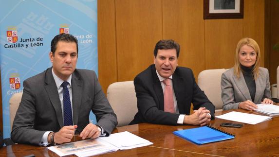 El consejero de Empleo, Carlos Fernández Carriedo, junto al delegado de la Junta en Zamora, Alberto Castro, y la directora general de Trabajo y Prevención de Riesgos Laborales, Amparo Sanz. 
