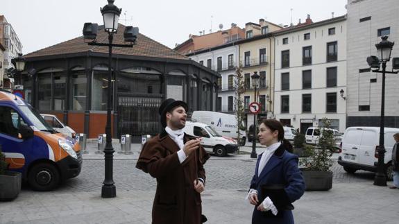 Dos voceros anuncian la reapertura del mercado del Val. 
