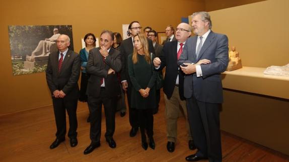 Inauguración de la exposición de Victorio Macho en Madrid. En primer término, el ministro Méndez de Vigo.