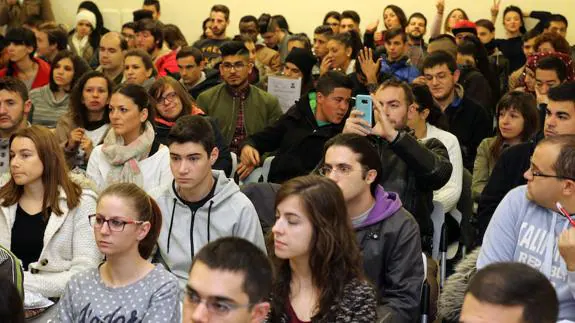 decenas de jóvenes atienden a la charla inaugural del encuentro de este martes, en la Cámara de Comercio de Segovia. 